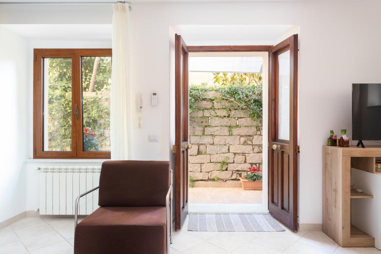 Spacious 3-Bedroom Apartment With Courtyard In Tempio Pausania - Perfect For Families Exterior foto