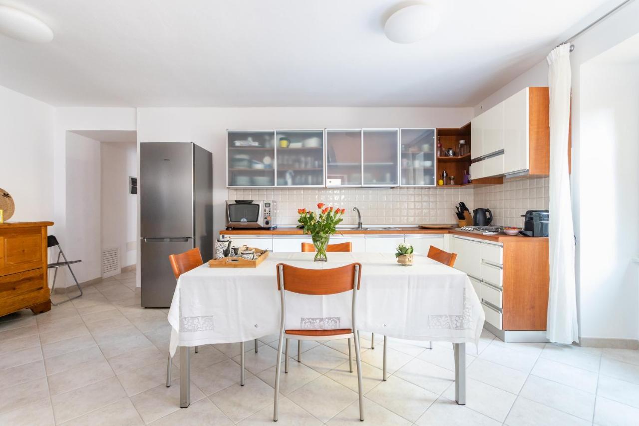 Spacious 3-Bedroom Apartment With Courtyard In Tempio Pausania - Perfect For Families Exterior foto